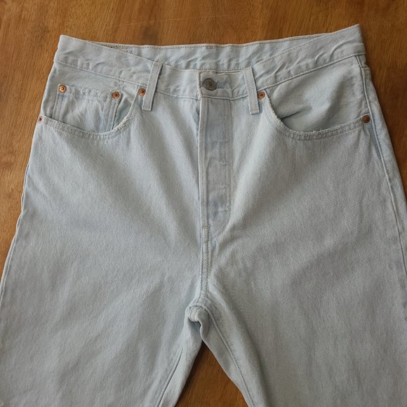 Levi's Women's 501 Original Cropped Jeans Light Wash Size 31/26 - Picture 2 of 7
